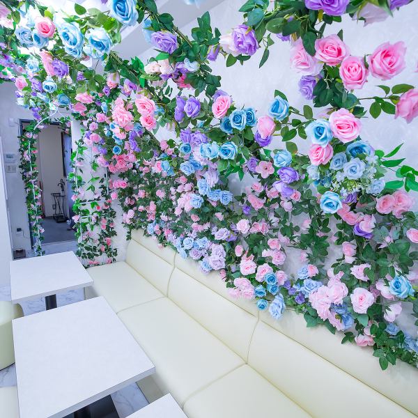 【心斎橋駅2出口より徒歩約3分！】アクセスしやすい立地にお店がございます♪おひとり様でもご来店しやすいカウンター席を完備。初めてのお客様も、もちろん大歓迎です！白い壁とソファが、まるで桜の中にいるような幻想的な世界観を演出します☆