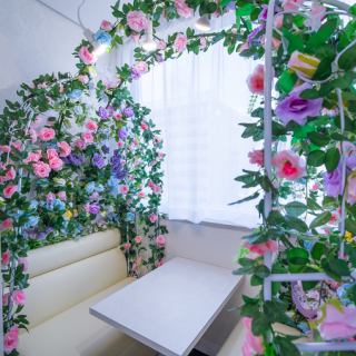 静かな雰囲気の半個室席は、周囲を気にせずにゆったりとした時間を楽しむことができ、心安らぐひとときを提供します☆