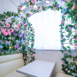 2名様まで利用可能な半個室席は、プライベート感があり、特別なデートや大切なお話をするのに最適な空間です◎