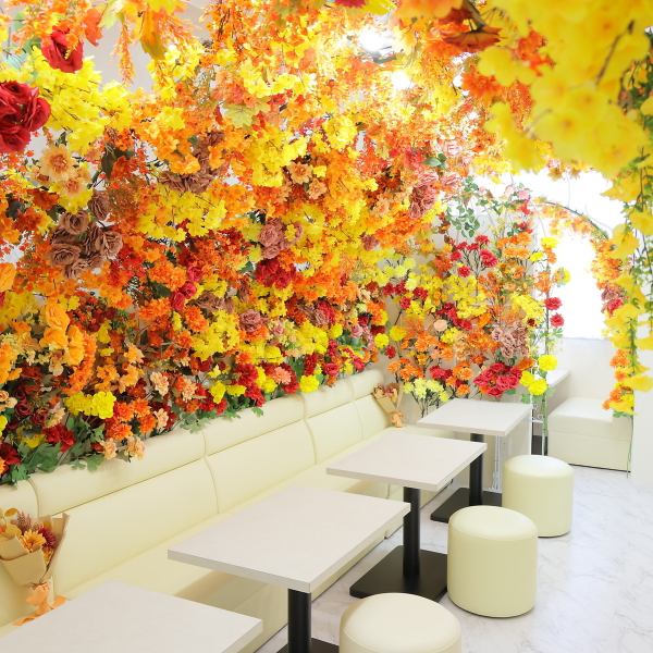 【店内のお花は時期によって変わり、いつ訪れても新鮮な感動をお届けします♪】季節を感じる店内でのお食事で、何度来ても新しい出会いが☆二次会や貸切もご予算に合わせて少人数でもご対応可能です◎ご希望のお客様はお気軽にご相談ください!