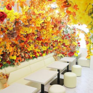 3名様まで利用できるテーブル席は、ご友人やご家族との親密な時間を楽しむのに最適で、アットホームな雰囲気が魅力です◎