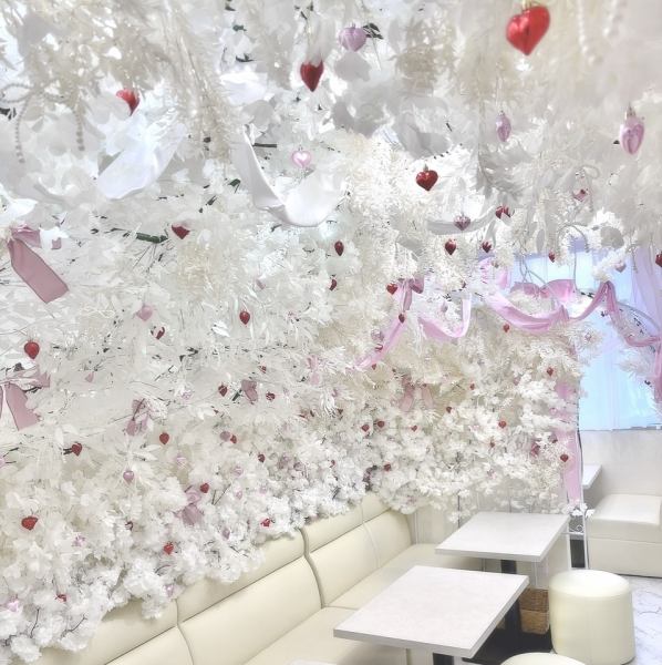 【店内のお花は時期によって変わり、いつ訪れても新鮮な感動をお届けします♪】季節を感じる店内でのお食事で、何度来ても新しい出会いが☆二次会や貸切もご予算に合わせて少人数でもご対応可能です◎ご希望のお客様はお気軽にご相談ください！