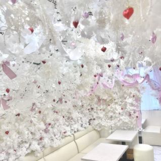 2名様まで利用できるテーブル席は、ご友人やご家族との親密な時間を楽しむのに最適で、アットホームな雰囲気が魅力です◎