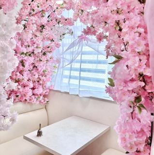 静かな雰囲気の半個室席は、周囲を気にせずにゆったりとした時間を楽しむことができ、心安らぐひとときを提供します☆プライベート感があり、特別なデートや大切なお話をするのに最適な空間です◎