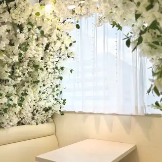 静かな雰囲気の半個室席は、周囲を気にせずにゆったりとした時間を楽しむことができ、心安らぐひとときを提供します☆プライベート感があり、特別なデートや大切なお話をするのに最適な空間です◎