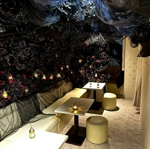 Enjoy your meal in a magical space that changes with the seasons!