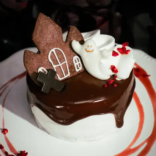 Enjoy teatime with a pot of tea and a ghost-shaped shortcake set. [¥2,500 per person (tax included)]