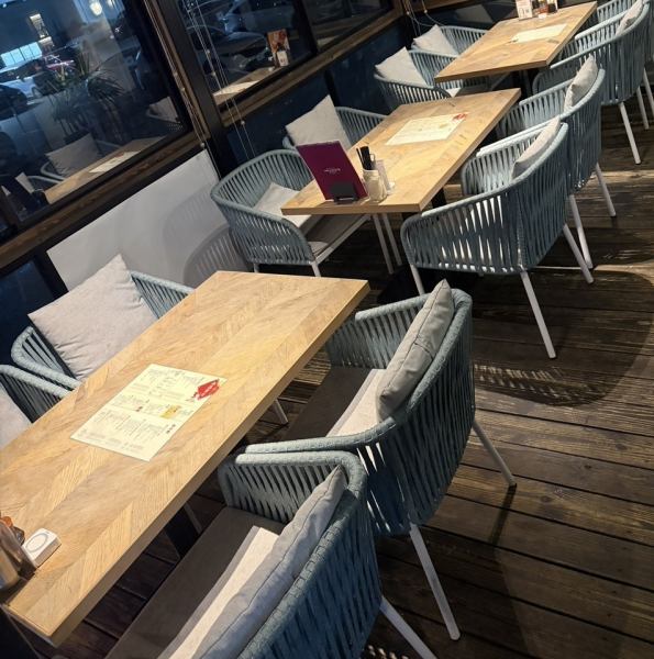 【アーバンスタイルの店内で飲み会も！雰囲気◎】細部に渡って鉄のフレームを使用した広々とした店内はお洒落で都会的な空間。歓送迎会や記念日お祝いの飲み会もぜひ当店で♪デートや家族団欒の場としてもぴったりです◎