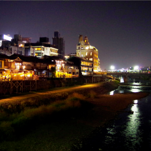 紧邻河原町站!一边欣赏鸭川的夜景，一边悠闲地用餐。