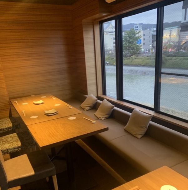 2층의 테이블석은 가모가와도 다카세가와도 바라보면서 식사를 할 수 있는 전망 ◎의 자리! 교토의 봄 여름 가을 겨울을 느낄 수있는 점내가되고 있습니다.