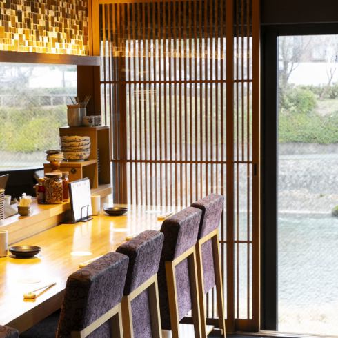 Counter seats overlooking the Kamogawa River are recommended for dates!