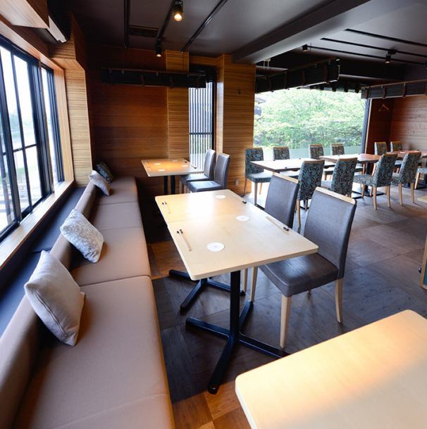 【京都鴨川を眺めながら・・・】２階のテーブル席は鴨川も高瀬川も眺めながらお食事ができる眺望◎のお席！春は満開の桜、夏は涼しい室内で鴨川や高瀬川を眺めながら、秋は紅葉、冬は雪、京都の春夏秋冬を感じていただける店内となっております。