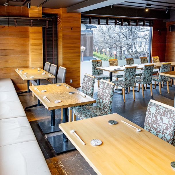 We offer table seating with a sense of openness that is sure to impress.You can enjoy Kyoto cuisine that makes the most of Kyoto's seasonal ingredients in the calm atmosphere of the Kamo River.Just a 5-minute walk from Kawaramachi Station! A restaurant quietly located along the Kamo River where you can enjoy side dishes and grilled skewers.