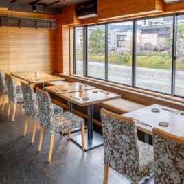 The spacious side-by-side table seating is perfect for various banquets such as farewell parties, welcome parties, and class reunions.