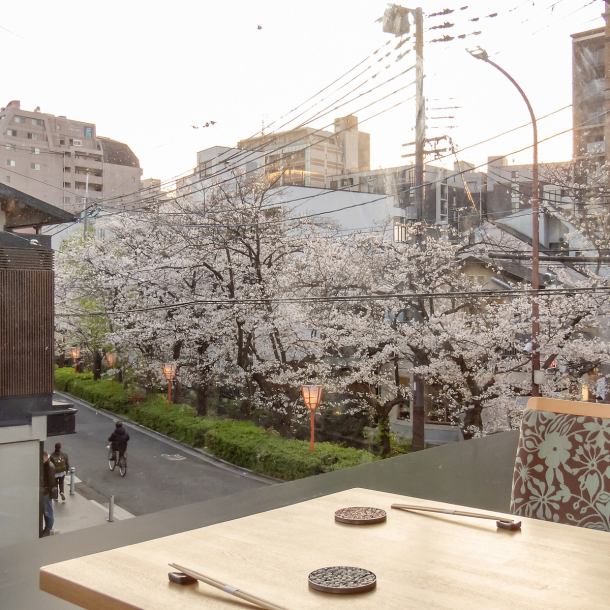 我们提供开放式的餐桌座位，一定会给您留下深刻的印象。您可以在鸭川宁静的氛围中，品尝到充分利用京都时令食材烹制的京都料理。从河原町站步行仅需5分钟！这是一家位于鸭川沿岸的静谧餐厅，您可以在这里享用各种小菜和烤串。