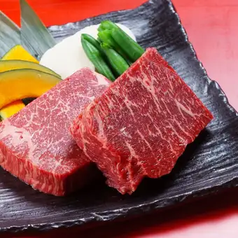 [Great Value Banquet] 3 hours on weekdays, 2.5 hours on weekends. Includes squid and carrot salad, Fukushima beef steak, horse sashimi, and 9 other dishes.