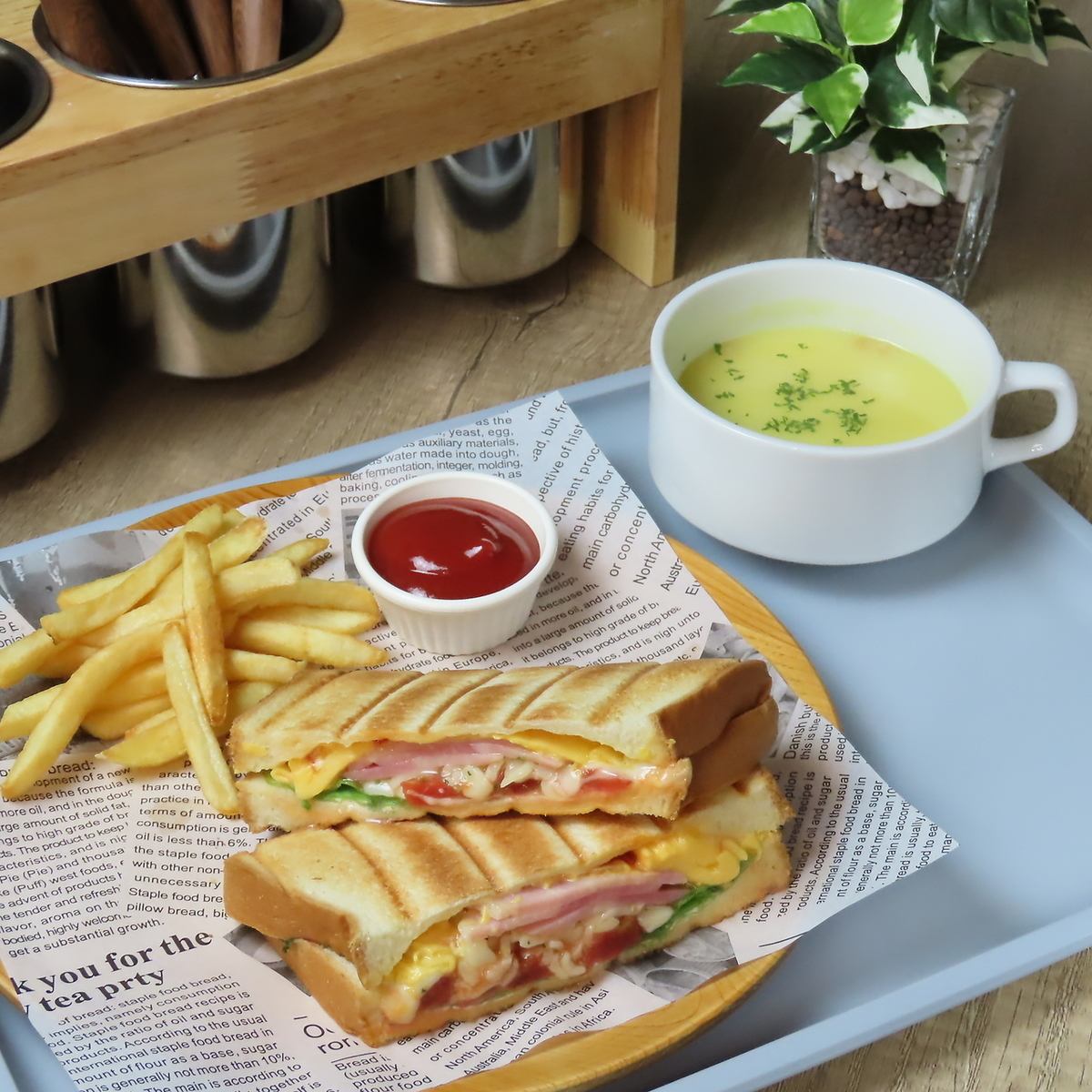 Enjoy more than 10 types of exquisite hot sandwiches for lunch and dinner! Takeout is also available◎