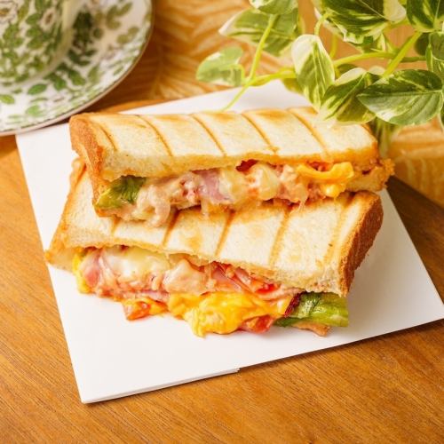 bacon egg cheese sandwich
