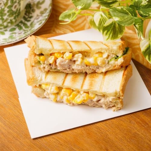 蛋黃醬玉米鮪魚三明治