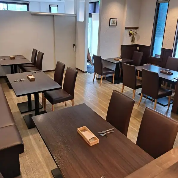 当店は20名様以下の規模での貸切利用にも対応しておりますので会社の集まりや同窓会など大人数でのお食事に最適な環境が整っております。広々とした落ち着きのある空間で周りを気にすることなく皆様でワイワイと楽しい時間をお過ごしいただけます。お席のレイアウトやご予算などお気軽にお店までご相談下さいませ。
