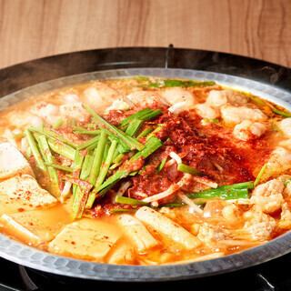 【名物・旨辛鍋】成宮特製の旨辛テッチャン鍋コース 全5品 5800円（税込）