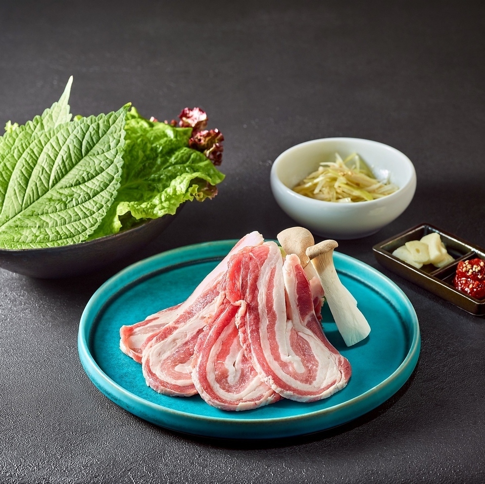 肉の旨味を引き立てる、本場の韓国料理も勢ぞろい。