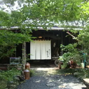 菊池渓谷の爽やかな風と四季折々の自然を五感で楽しめるテラス席は、2名様から5名様用の卓を3卓ご用意しております。開放感あふれる空間で、大切なペットと一緒に炭火焼や名物料理を堪能できるのが大きな魅力です。都会の喧騒を離れ、森の恵みを味わう贅沢なひとときを心ゆくまでお楽しみください。