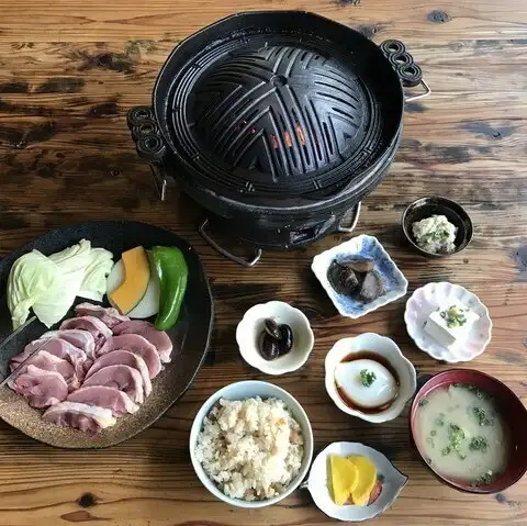 鹿児島産地鶏を香ばしく！旬の小鉢も楽しめる炭火焼定食