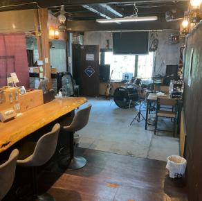 木を基調とした落ち着いた雰囲気で、ゆったりとした時間をお過ごし頂ける店内となっております。また、ギターやドラムが置いてありますので、貸し切りライブなどでもご利用頂けます。