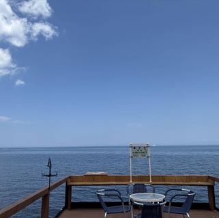 まるで海の上にいるような気持ちにしてくれるテラス席は天気のいい日は過ごしやすいのはもちろん、写真映えスポットにも(^ ^)