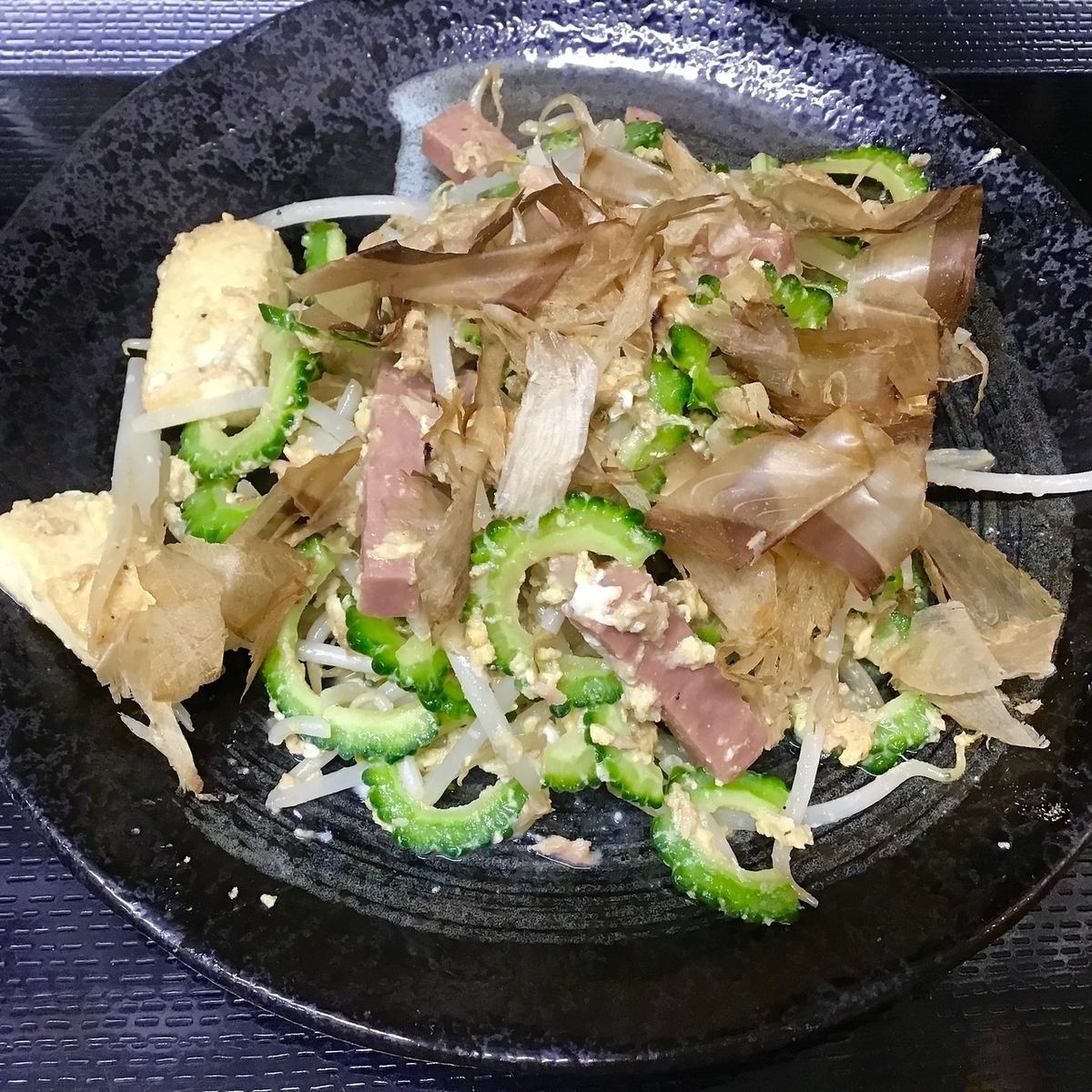 味染み大根と沖縄料理が人気の【おでん・沖縄居酒屋】です。地酒も多数ご用意♪