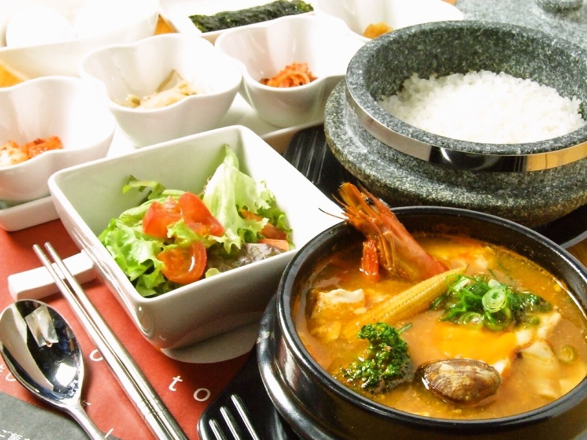 A Sundubu specialty restaurant that is extremely popular among women.Take-out now available!