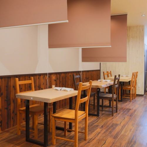 <p>木の温もりが感じられる落ち着いたテーブル席エリア。明るすぎず静かすぎない柔らかな光に包まれ、ゆったりと会話や食事が楽しめる空間です。シンプルで清潔感のあるレイアウトは、初めての方でも自然とくつろげる雰囲気。少人数の飲み会や友人との食事にもぴったりで、幅広いシーンに寄り添う居心地の良さが魅力です。</p>