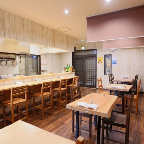<p>明るく開放感のあるカウンター席が印象的な店内。木目調の温かみと、厨房の活気を間近に感じられるライブ感が心地よく、一人利用でも気負わず過ごせます。整ったテーブル配置でグループ利用にも対応し、幅広い層が利用しやすい雰囲気。居心地の良さと親しみやすさを兼ね備えた空間です。</p>