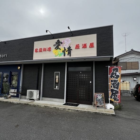 ダークトーンを基調とした落ち着いた外観が目を引くお店。シンプルながら洗練された佇まいで、黒格子の扉が程よい高級感と和の趣を演出します。店先には看板や緑がさりげなく配置され、初めてでも入りやすい雰囲気。夜には明かりが優しく灯り、静かにゆっくり飲みたい日にもぴったり。