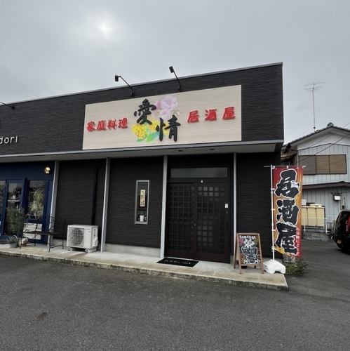 <p>ダークトーンを基調とした落ち着いた外観が目を引くお店。シンプルながら洗練された佇まいで、黒格子の扉が程よい高級感と和の趣を演出します。店先には看板や緑がさりげなく配置され、初めてでも入りやすい雰囲気。夜には明かりが優しく灯り、静かにゆっくり飲みたい日にもぴったり。</p>