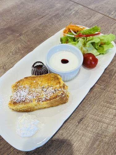 [Special Morning] One main (French toast, egg sandwich, bread and boiled egg) Yogurt, salad