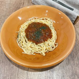 喫茶店のミートソースパスタ（サラダ付き）