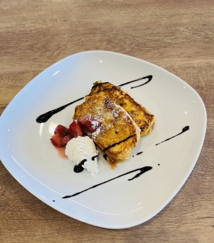 French toast (with frozen fruit, whipped cream, maple syrup)