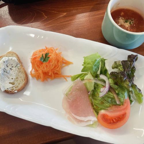 The current lunch is
New Year's Lunch 1,600 yen
Appetizer, soup, main plate, zenzai, coffee or tea

Great value set!

This offer will end on January 17th.(While supplies last)

There is also a grand menu ^_^

#siamocafe #siamocafe #kasugaicity #kasugaicafe #kasugaicoffeeshop #morning #lunch #kasugaimorning #kasugailunch #kamijocho #sanrinsha #teppanyakinapolitan #teppanyakisoba #retroomeletterice #omeletterice #creamsoda #coffeefloat #float #bananajuice #citrussquash #citrushoney #cafeaulaitjelly #frenchtoast #shavedice #frappe