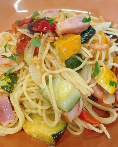I forgot to post the current lunch information💁🏻‍♀️😭
A lunch
#Pork loin escalope
#Mustard cream sauce It's not spicy ^_^

B lunch
#Bacon and vegetable peperoncino, spiciness can be adjusted

C lunch
#Bacon and spinach quiche
#Quiche Lorraine

"dessert"
Panna cotta with berry sauce
Cheesecake
Gateau chocolat
Tiramisu

We have a limited number so please contact us by phone and we can reserve it for you.
Please note that it may take some time if there are multiple customers, so if you are in a hurry, please make a reservation before coming to the store.

#siamocafe #siamocafe #kasugaicity #kasugaicafe #kasugaicoffeeshop #morning #lunch #kasugaimorning #kasugailunch #kamijocho #sanrinsha #teppanyakinapolitan #teppanyakisoba #retroomeletterice #omeletterice #creamsoda #coffeefloat #float #bananajuice #citrussquash #citrushoney #cafeaulaitjelly #frenchtoast #shavedice #frappe