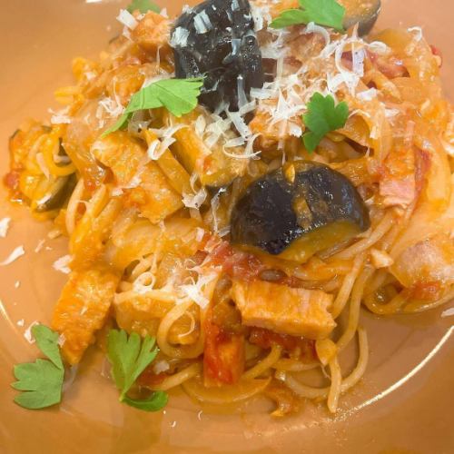Current lunch information💁🏻‍♀️
A lunch
#Poached chicken
#Cafe de Paris butter

B Lunch → Today we have two special dishes🍝
#Eggplant and bacon pasta with tomato sauce
#Firefly squid and cabbage oil pasta

C lunch
#Bacon and spinach quiche
#Quiche Lorraine
#Limited quantity

#siamocafe #siamocafe #kasugaicity #kasugaicafe #kasugaicoffeeshop #morning #lunch #kasugaimorning #kasugailunch #kamijocho #sanrinsha #teppanyakinapolitan #teppanyakisoba #retroomeletterice #omeletterice #creamsoda #coffeefloat #bananajuice #citrussquash #citrushoney #cafeaulaitjelly #frenchtoast #frappe
