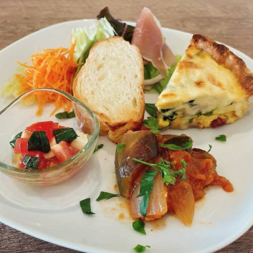 Current lunch information💁🏻‍♀️
A lunch
#Poached chicken
#Cafe de Paris butter

B Lunch → Today we have two special dishes🍝
#Eggplant and bacon pasta with tomato sauce
#Firefly squid and cabbage oil pasta

C lunch
#Bacon and spinach quiche
#Quiche Lorraine
#Limited quantity

#siamocafe #siamocafe #kasugaicity #kasugaicafe #kasugaicoffeeshop #morning #lunch #kasugaimorning #kasugailunch #kamijocho #sanrinsha #teppanyakinapolitan #teppanyakisoba #retroomeletterice #omeletterice #creamsoda #coffeefloat #bananajuice #citrussquash #citrushoney #cafeaulaitjelly #frenchtoast #frappe