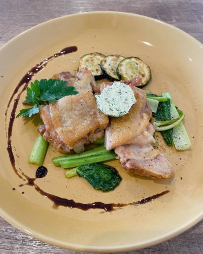 Current lunch information💁🏻‍♀️
A lunch
#Poached chicken thigh
#Cafe de Paris butter
A refreshing sauce made with Italian parsley, capers and butter.

B lunch
#Eggplant and bacon pasta with tomato sauce
I prepared it carefully while being attacked by the magma of tomato sauce.

C lunch
#Bacon and spinach quiche
The high pie crust and the soft dough give it volume ^_^
It is also popular with staff, and they are happy to serve it as a meal.
Classic ratatouille, garlic baguette, prosciutto, marinated root vegetables, and carrot rapée all on one plate.

Today's dessert 🍰
☆Cheesecake
☆ Panna cotta with mixed berry sauce
☆Tiramisu

If you come in before 2pm you can have lunch.
If you think you'll be late, please call us to discuss your options (we will do our best to ensure that you don't end up in a lunch trap).Occasionally, but in some cases, it may not be possible to receive it.

#siamocafe #siamocafe #kasugaicity #kasugaicafe #kasugaicoffeeshop #morning #lunch #kasugaimorning #kasugailunch #kamijocho #sanrinsha #teppanyakinapolitan #teppanyakisoba #retroomeletterice #omeletterice #creamsoda #coffeefloat #float #bananajuice #citrussquash #citrushoney #cafeaulaitjelly #frenchtoast #shavedice #frappe