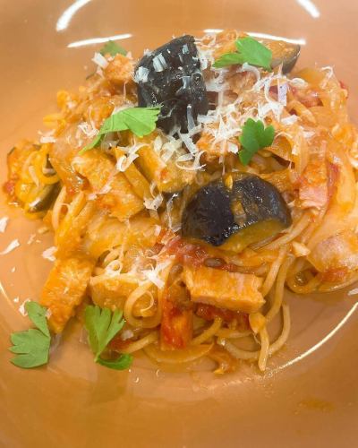 Current lunch information💁🏻‍♀️
A lunch
#Poached chicken thigh
#Cafe de Paris butter
A refreshing sauce made with Italian parsley, capers and butter.

B lunch
#Eggplant and bacon pasta with tomato sauce
I prepared it carefully while being attacked by the magma of tomato sauce.

C lunch
#Bacon and spinach quiche
The high pie crust and the soft dough give it volume ^_^
It is also popular with staff, and they are happy to serve it as a meal.
Classic ratatouille, garlic baguette, prosciutto, marinated root vegetables, and carrot rapée all on one plate.

Today's dessert 🍰
☆Cheesecake
☆ Panna cotta with mixed berry sauce
☆Tiramisu

If you come in before 2pm you can have lunch.
If you think you'll be late, please call us to discuss your options (we will do our best to ensure that you don't end up in a lunch trap).Occasionally, but in some cases, it may not be possible to receive it.

#siamocafe #siamocafe #kasugaicity #kasugaicafe #kasugaicoffeeshop #morning #lunch #kasugaimorning #kasugailunch #kamijocho #sanrinsha #teppanyakinapolitan #teppanyakisoba #retroomeletterice #omeletterice #creamsoda #coffeefloat #float #bananajuice #citrussquash #citrushoney #cafeaulaitjelly #frenchtoast #shavedice #frappe