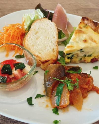 Current lunch information💁🏻‍♀️
A lunch
#Poached chicken thigh
#Cafe de Paris butter
A refreshing sauce made with Italian parsley, capers and butter.

B lunch
#Eggplant and bacon pasta with tomato sauce
I prepared it carefully while being attacked by the magma of tomato sauce.

C lunch
#Bacon and spinach quiche
The high pie crust and the soft dough give it volume ^_^
It is also popular with staff, and they are happy to serve it as a meal.
Classic ratatouille, garlic baguette, prosciutto, marinated root vegetables, and carrot rapée all on one plate.

Today's dessert 🍰
☆Cheesecake
☆ Panna cotta with mixed berry sauce
☆Tiramisu

If you come in before 2pm you can have lunch.
If you think you'll be late, please call us to discuss your options (we will do our best to ensure that you don't end up in a lunch trap).Occasionally, but in some cases, it may not be possible to receive it.

#siamocafe #siamocafe #kasugaicity #kasugaicafe #kasugaicoffeeshop #morning #lunch #kasugaimorning #kasugailunch #kamijocho #sanrinsha #teppanyakinapolitan #teppanyakisoba #retroomeletterice #omeletterice #creamsoda #coffeefloat #float #bananajuice #citrussquash #citrushoney #cafeaulaitjelly #frenchtoast #shavedice #frappe