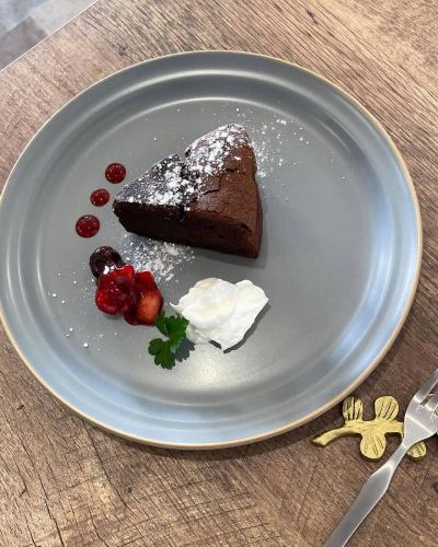 Introducing our homemade desserts 🍰
#souffle cheesecake
#Gâteau au Chocolat
#Tiramisu
#Panna cotta with berry sauce

Lunchtime 11:30-14:00
Dessert set (+550 yen) includes a drink and one dessert

Cafe time from 14:00 onwards
Afternoon set (drink price + 280 yen) drink and one dessert
Dessert set (drink price + 350 yen) Drink and assorted desserts [1 main dessert, coffee jelly, rich ice cream]

Please feel free to use it ^_^

#siamocafe #siamocafe #kasugaicity #kasugaicafe #kasugaicoffeeshop #morning #lunch #kasugaimorning #kasugailunch #kamijocho #sanrinsha #teppanyakinapolitan #teppanyakisoba #retroomeletterice #omeletterice #creamsoda #coffeefloat #float #bananajuice #citrussquash #citrushoney #cafeaulaitjelly #frenchtoast #shavedice #frappe
