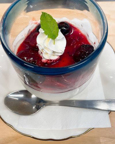 Introducing our homemade desserts 🍰
#souffle cheesecake
#Gâteau au Chocolat
#Tiramisu
#Panna cotta with berry sauce

Lunchtime 11:30-14:00
Dessert set (+550 yen) includes a drink and one dessert

Cafe time from 14:00 onwards
Afternoon set (drink price + 280 yen) drink and one dessert
Dessert set (drink price + 350 yen) Drink and assorted desserts [1 main dessert, coffee jelly, rich ice cream]

Please feel free to use it ^_^

#siamocafe #siamocafe #kasugaicity #kasugaicafe #kasugaicoffeeshop #morning #lunch #kasugaimorning #kasugailunch #kamijocho #sanrinsha #teppanyakinapolitan #teppanyakisoba #retroomeletterice #omeletterice #creamsoda #coffeefloat #float #bananajuice #citrussquash #citrushoney #cafeaulaitjelly #frenchtoast #shavedice #frappe