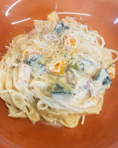 ただいまのランチ情報💁🏻‍♀️
Aランチ
#鶏もも肉のポワレ
#サルサソース

Bランチ
#かぼちゃとベーコンのクリームパスタ

Cランチ
#ベーコンとほうれん草のキッシュ
#キッシュロレーヌ

【自家製デザート】
☆ティラミス
☆チーズケーキ
☆ガトーショコラ
☆パンナコッタ

☕️ドリンクセットお飲み物100円引
🍰デザートセット+550円　500円のお飲み物とデザート1品
他のお飲み物は差額で変更できます！

11:30〜12:30はご来店が集中する日もあります。
ご予約いただくか、お電話☎️にてご確認ください！
お急ぎの際には予約時にご注文くださいますと到着に合わせてご準備いたします。

#siamocafe #シアモカフェ #春日井市 #春日井カフェ #春日井喫茶店 #モーニング #ランチ #春日井モーニング #春日井ランチ #上条町 #さんりん舎 #鉄板ナポリタン #鉄板焼きそば #レトロオムライス #オムライス #クリームソーダ #コーヒーフロート #フロート #バナナジュース #シトラススカッシュ #シトラスハニー #カフェオレゼリー  #フレンチトースト #フラッペ