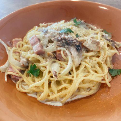 明日からのランチ情報💁🏻‍♀️
Aランチ
#豚肉のポワレ
#夏野菜のトマトソース

Bランチ
#きのことベーコンのクリームパスタ

Cランチ
#ベーコンとほうれん草のキッシュ

【デザート】
☆ティラミス
☆パンナコッタ
☆ガトーショコラ
☆チーズケーキ

です！
最近メニューを変えておらず…
ようやく変えました…🙇

#siamocafe #シアモカフェ #春日井市 #春日井カフェ #春日井喫茶店 #モーニング #ランチ #春日井モーニング #春日井ランチ #上条町 #さんりん舎 #鉄板ナポリタン #鉄板焼きそば #レトロオムライス #オムライス #クリームソーダ #コーヒーフロート #バナナジュース #シトラススカッシュ #カフェオレゼリー  #フレンチトースト #フラッペ